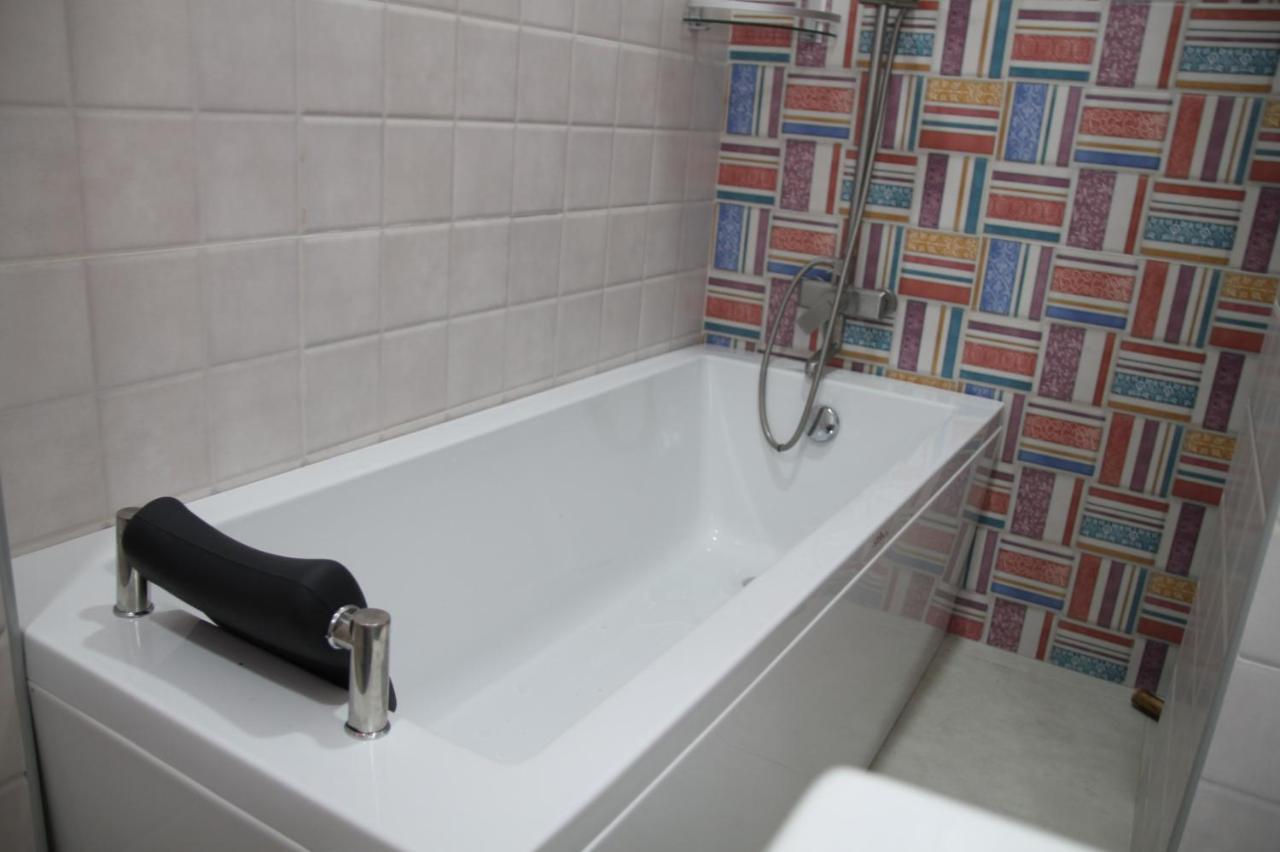 Cozy Apartment In Vake Tbilisi Esterno foto